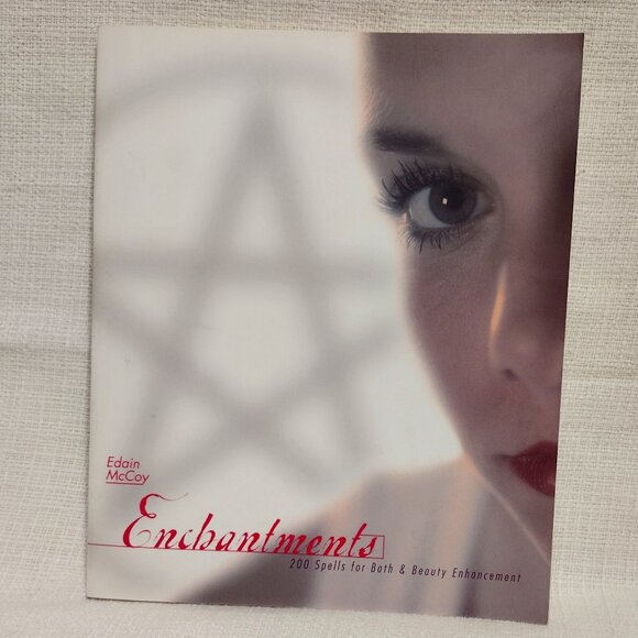 📚 Enchantments: 200 Spells for Bath and Beauty - Picture 1 of 15
